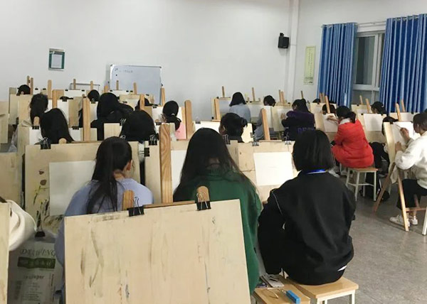 重庆光华女子学校美术课堂