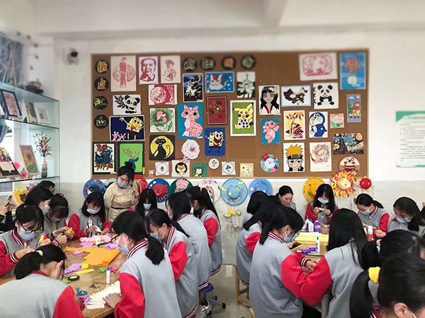 重庆光华女子学校美术手工课堂